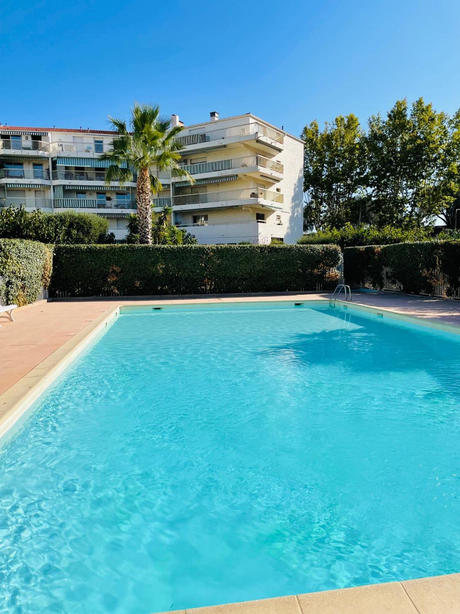 Studio De Standing Climatise, Avec Piscine, Proche De La Mer Frejus Luaran gambar